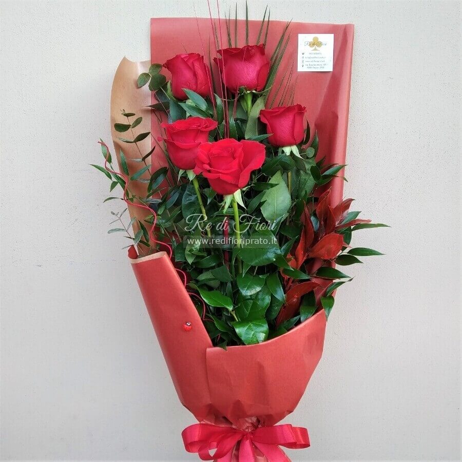 Mazzo con 5 rose rosse