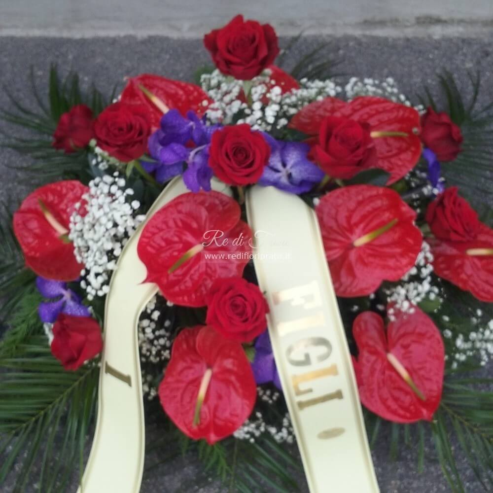 Cuscino funebre con anthurium , rose e orchidee